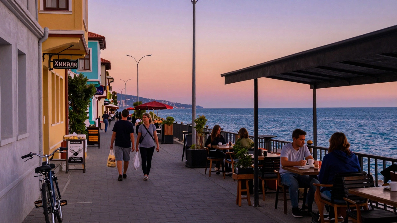 Закат в Батуми, Грузия: пара пьет кофе у моря, впереди велосипед и рынок.