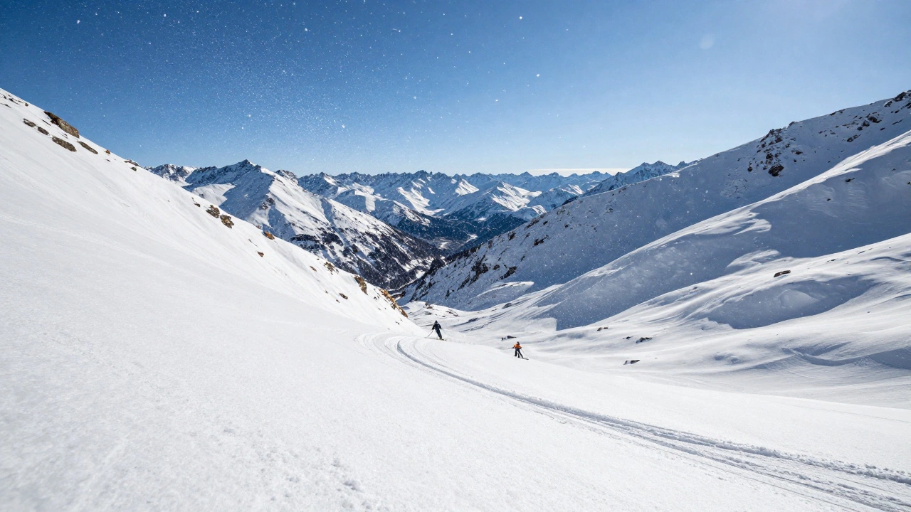 Снег в Колорадо, США, как пыль из кристаллов — лёгкий, воздушный, без следов уплотнения.